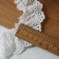 Detailopname van 4cm witte katoenen ruches kant met borduursel en plooien textuur - Wit