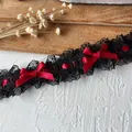 Elegante liga de encaje negro con cinta roja y pequeño adorno de lazo - Negro con cinta roja