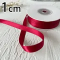 Detalle macro de cinta de satén de doble cara rojo oscuro de 1cm para artesanía - Rojo