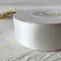 Primer plano de cinta de raso blanco de 2,5 cm en rollo para manualidades y decoración - En Rollo / Blanco