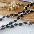Elegante schwarze Spitzbordüre mit eingewebten Perlen und Netzblumen für DIY-Deko - Schwarz