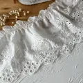 Weiße Blumen-Spitzenbordüre aus Baumwolle mit elastischen Rüschen für DIY-Kleidung und Deko - Sonnenblumen-Stickerei / Weiß