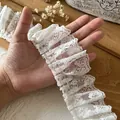 Witte geplooide kanten rand met bloemenpatroon voor poppenkleding en DIY-handwerkprojecten - Breedte ca. 5.5cm (1m)