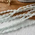 Hellgrüne Organza-Spitzenborte mit weißen Kunstperlen für die Bekleidungsdekoration - Hellminzgrün