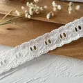 Pizzo ricamato in cotone bianco con bordi ondulati per cucito fai-da-te e vestiti - Stile Ricamo con Occhielli
