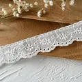 Pizzo in cotone bianco ricamato con motivi floreali e bordi ondulati per il cucito DIY - Stile Floreale Ondulato