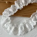 Squisito pizzo in cotone bianco con ricamo floreale e design a pieghe ondulate - Stile Fiore Amore Farfalla