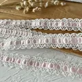 Weiße Häkelspitze mit rosa Satinband für DIY-Näharbeiten und Geschenkkorationen - Hellrosa