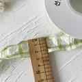 Ruban seersucker à carreaux verts et blancs avec bords volantés et largeur 2,5 cm - Version Étroite / Vert