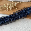 Detailansicht der dunkelblauen Falten-Satinspitze für Bastelarbeiten und Kleidungszubehör - Doppelseitiges Plissee Breiter Stil / Marineblau