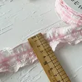 Ruban à carreaux rose et blanc avec bords volantés et règle montrant la largeur 40mm - Version Étroite / Rose