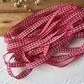 Klassisches rot-weißes Karoband aus Webstoff für handgemachte DIY-Bastelarbeiten - Rot