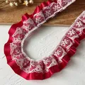Détail du ruban plissé en satin rouge avec dentelle florale blanche pour couture DIY - Rouge Blanc