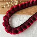 Gros plan sur une bordure en dentelle plissée double couche avec satin rouge et résille - Rouge & Noir