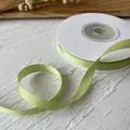 Nastro di raso verde chiaro da 0,6 cm su rocchetto bianco per cucito e DIY - Verde Frutta