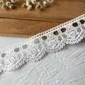 Pizzo in cotone bianco con ricami floreali e bordo ondulato smerlato per fai da te - Stile Fine Piccolo Fiore