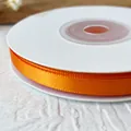 Vivace nastro di raso arancione brillante su rocchetto per fiocchi fai-da-te - Rosso Arancio