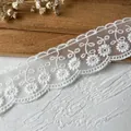 Pizzo di cotone bianco con motivi a margherita e bordi a conchiglia per cucito fai-da-te - Stile Floreale a Margherita