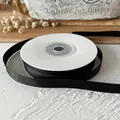 Cinta de satén negra de 1cm en carrete para manualidades DIY y lazos decorativos - Negro