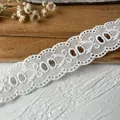 Pizzo di cotone bianco con ricamo traforato e bordo ondulato per decorazione abiti - Stile Festonato Tondo Traforato (15#)