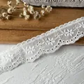 Bordo in pizzo di cotone bianco ricamato con motivo floreale traforato e smerlato - Stile Festonato Floreale (17#)