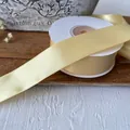 Rouleau de ruban en satin jaune crème de 2,5 cm avec texture sergée élégante - En Rouleau / Light jaune