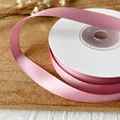 Cinta de satén rosa de 1cm en rol con acabado brillante para envolver regalos y DIY - Rosa Empolvado