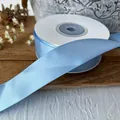 Rouleau de ruban satin bleu clair de 2,5 cm avec texture lisse et bords fins pour le DIY - En Rouleau / Bleu Bébé