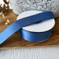 Rouleau de ruban satin bleu de 2,5cm pour emballage cadeau et bouquets DIY sur fond bois - En Rouleau / Azur Foncé