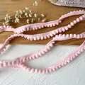 Διακόσμηση ραπτικής DIY με μαλακά ροζ πομ πομ σε πλεκτή κορδέλα για ενδύματα - Ροζ