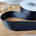 Ruban de satin noir élégant de 2,5 cm sur bobine pour cadeaux et bouquets de fleurs - En Rouleau / Noir