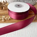 Ruban de satin bordeaux sur bobine blanche pour bouquets DIY et emballages cadeaux - En Rouleau / Rose Rouge