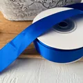 Ruban de satin bleu foncé de 2,5 cm pour bouquets DIY et décorations avec finition brillante - En Rouleau / Bleu Saphir