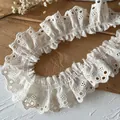 Elastische weiße Ösen-Baumwollspitze mit Blumenstickerei für Vintage-Kleider-Nähen - Kirschmuster / Beige