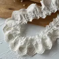 Bordure en dentelle de coton avec broderie cœur et bords festonnés plissés - Jaune Coton