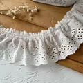 Weiße Baumwollspitze mit Lochstickerei und Rüschen für DIY Lolita-Kleider - Kleemuster / Weiß