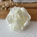 Elegante camelia de satén blanco flor de tela hecha a mano para accesorios de bricolaje - Blanco lechoso