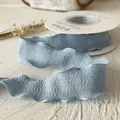 Nastro di chiffon plissettato azzurro con bordi ondulati su rocchetto bianco - Larghezza circa 2.5cm Lunghezza 9m / Azzurro