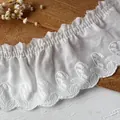 Weiße Baumwollspitze mit elastischen Falten und Blumenstickerei für Kleiderbesatz - Maiglöckchen Muster / Weiß