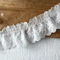 Weiße plissierte Baumwollspitze mit zarten Blumenstickereien für DIY Näharbeiten - Blumen-Liebe-Schmetterling Muster / Weiß