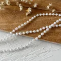 Pizzo con perle finte bianche per fai da te su sfondo in legno naturale elegante - Diametro circa 0.4cm