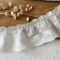 Weiße Baumwoll-Stickerei-Spitze mit Schleifenmuster und Rüschen für DIY-Handwerk - Kreisknoten Muster / Weiß