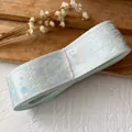 Ruban bleu clair au motif météore laser holographique sur fond en bois naturel - Vert menthe
