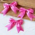 Juego de tres lazos de satén rosa hechos a mano con cola de golondrina para accesorios DIY - Lazo de Doble Capa (2,5 cm de Ancho) / Rosa Rojo