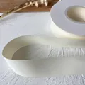 Mattes 2,5 cm cremefarbenes Satinband für Lolita-Schleifen und Bastelarbeiten auf Steingrund - Beige