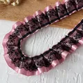 Ruban de dentelle plissée double couche avec base en satin rose et dentelle noire - Vieux Rose et Dentelle Noire