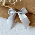 Silbergraue Satin-Schleife mit glatter Oberfläche für DIY Haarschmuck und Bastelarbeiten - Basis Schleife / 4 Stück/Packung (2.5cm Bandbreite) / Silber