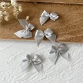 Fünf handgefertigte silbergraue Satin-Schleifen für DIY Haarschmuck und Kleidung Deko - Breite Schleife / 10 Stück/Packung (1cm Bandbreite) / Grau
