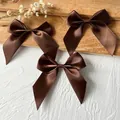 Handgefertigte braune Satinschleife mit Schwalbenschwanz für Bastel- und Haaraccessoires - Basis Schleife / 4 Stück/Packung (Bandbreite 2,5 cm) / Dunkelkaffee