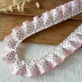 Nahaufnahme von zweilagigem rosa und schwarzem gepunktetem Rüschenband für DIY-Bastelarbeiten - Hellrosa & Weiß Gepunktet